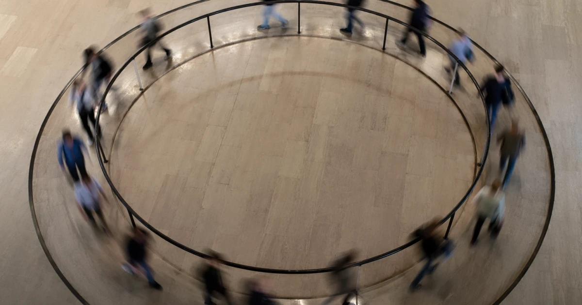 Study finds most people naturally walk counterclockwise, reason unclear