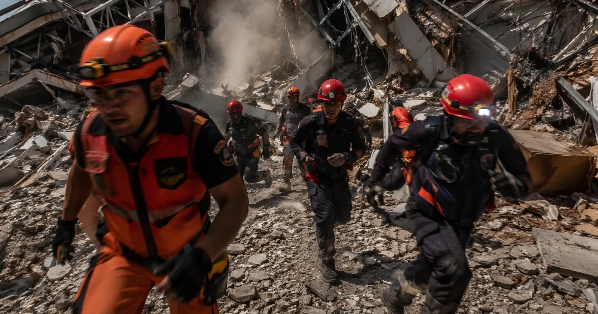 Aftershock forces Philippine rescuers to flee collapsed grocery store