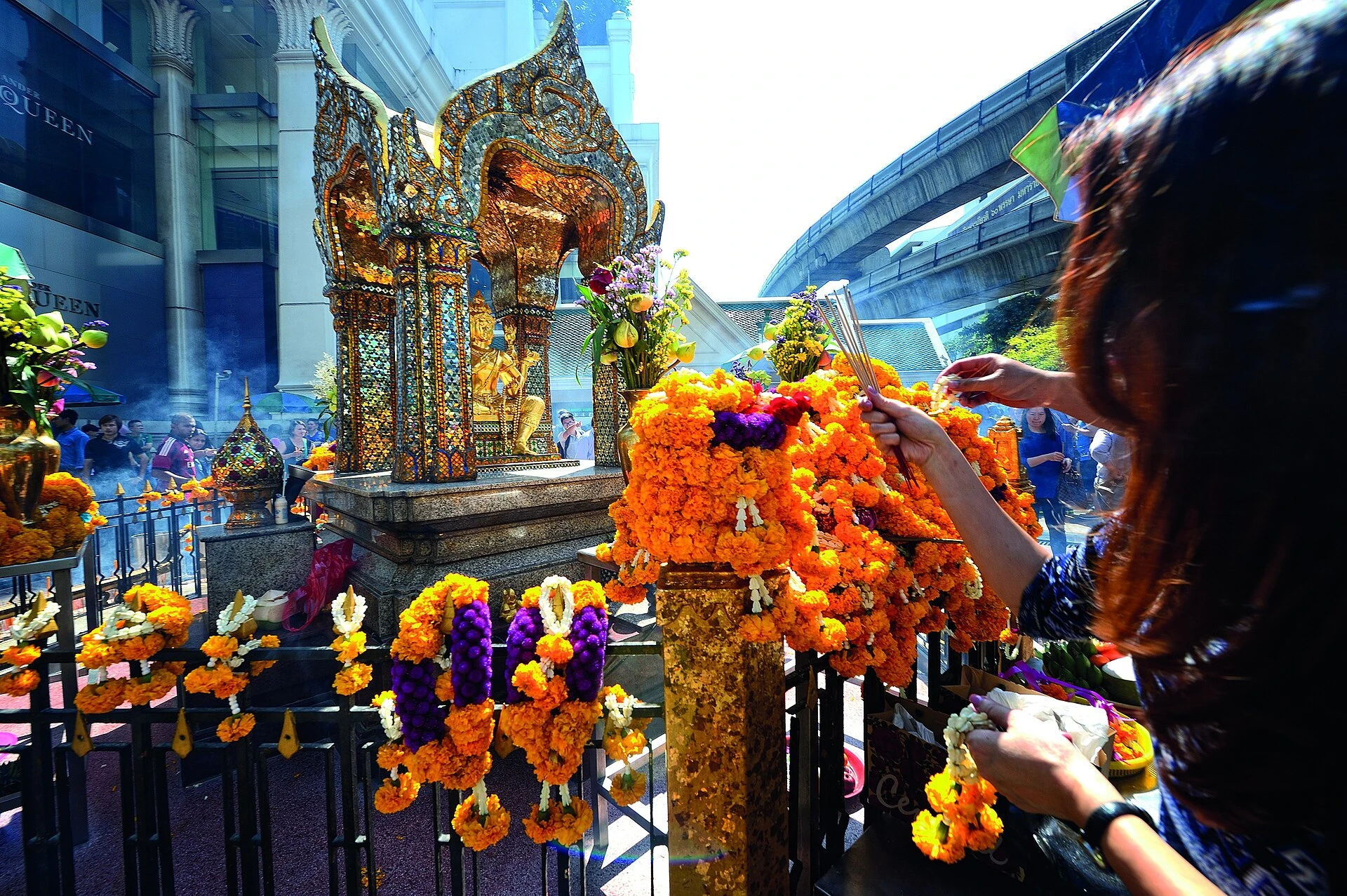 Erawan Shrine — Wikimedia Commons