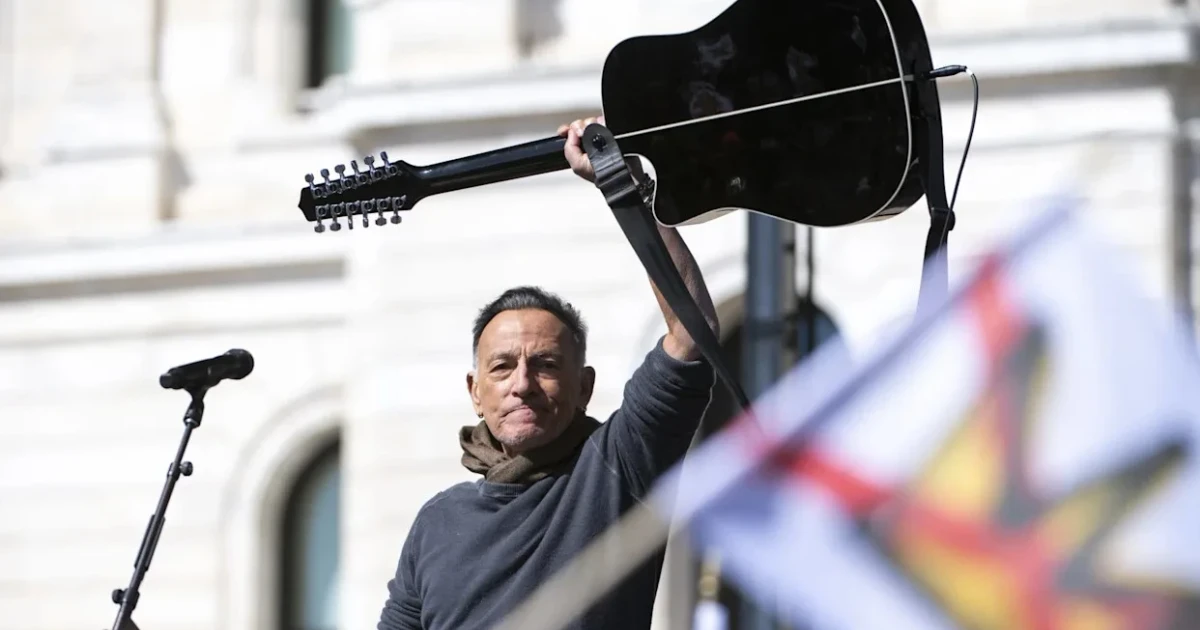 Springsteen apologizes to Bono for rejecting song in Gap ad