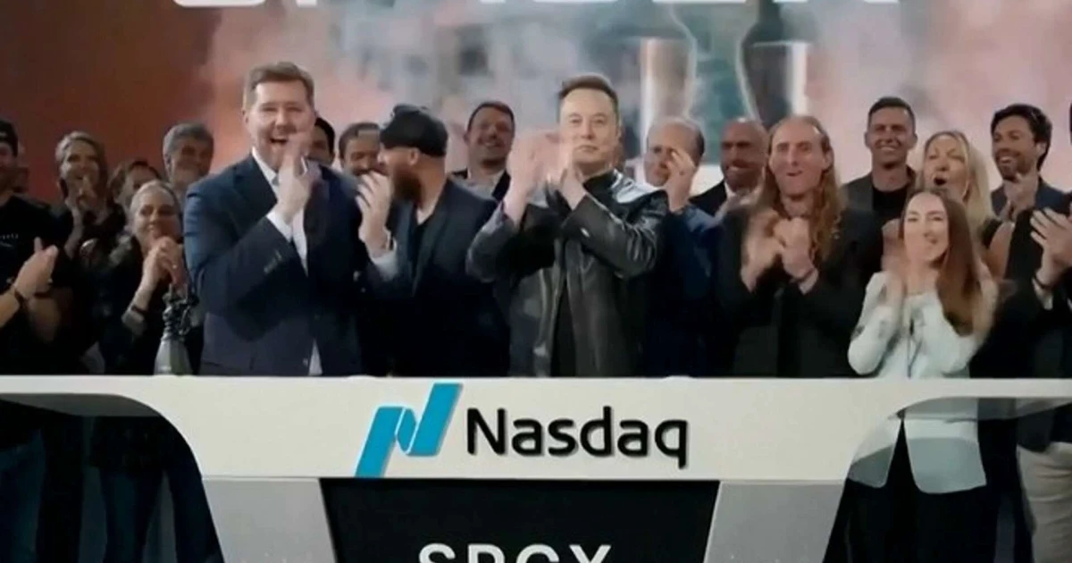 SpaceX goes public at record valuation, Musk keeps control