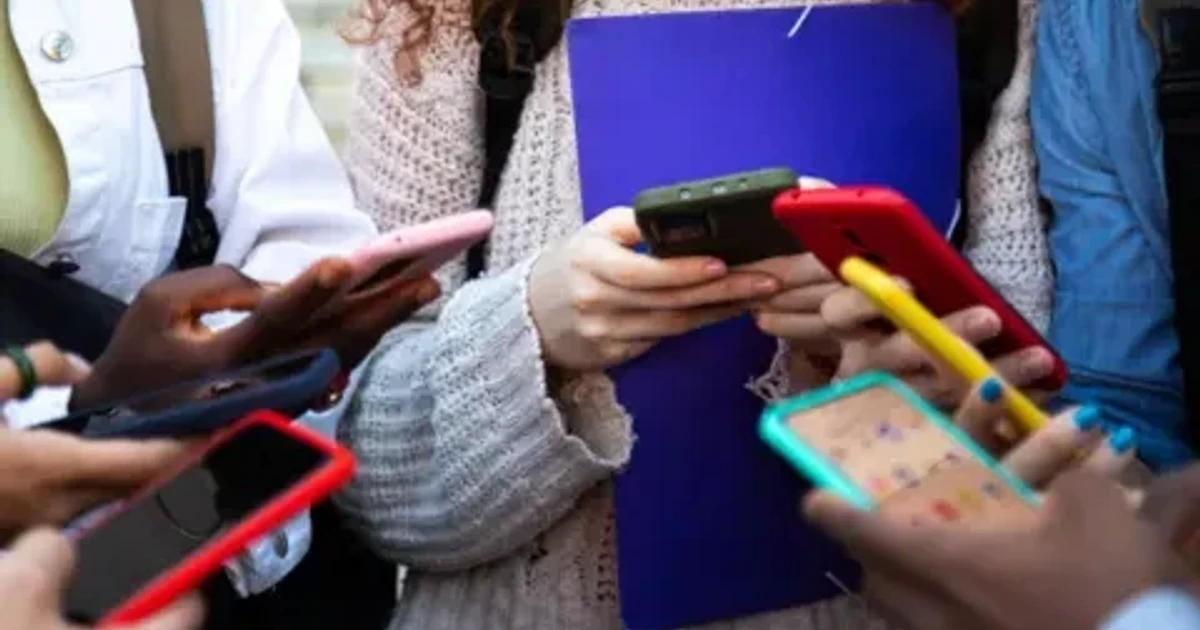 Starmer plans bold social media restrictions for under-16s on Monday