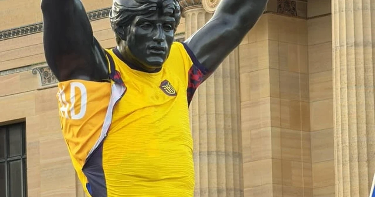 Ecuador fans dress Rocky statue in jersey before loss to Ivory Coast