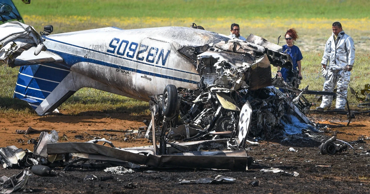 Private plane crashes on Laredo highway, killing one and injuring five