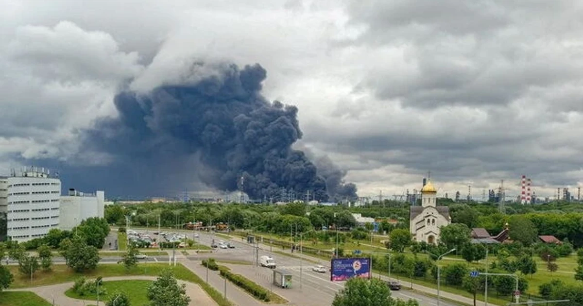 Ukraine strikes Moscow oil refinery again, disrupting capital airports