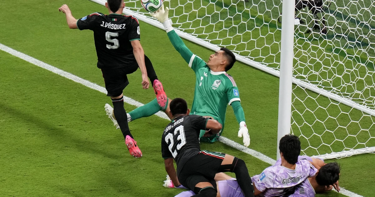 Mexico tops South Korea, secures World Cup knockout berth