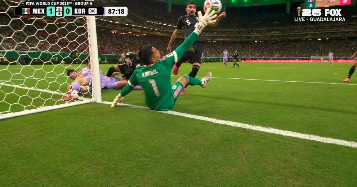 Mexico beats South Korea to reach World Cup knockout stage first