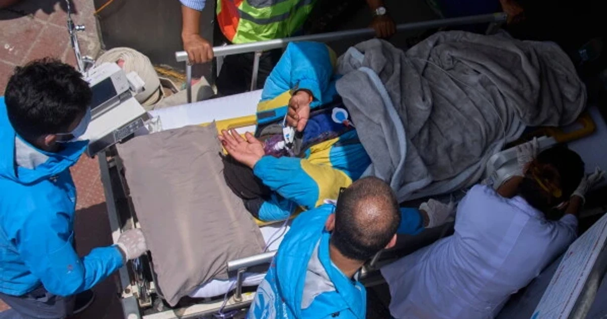 Rescued Everest climber survives six days alone, sparks rescue probe