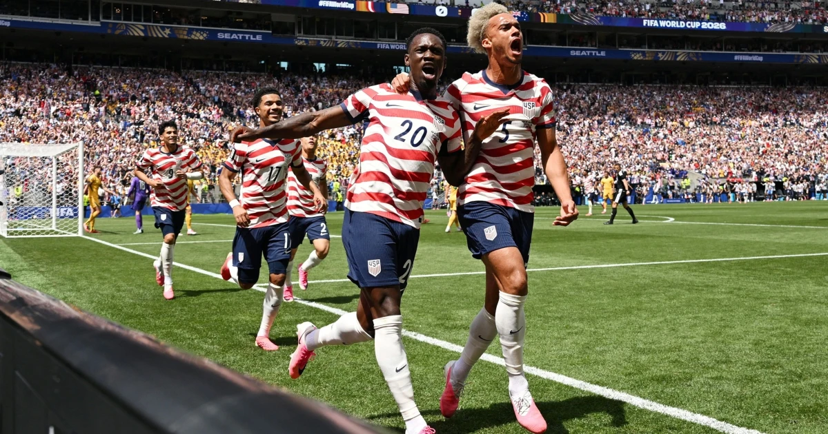 U.S. beats Australia 2-0, clinches World Cup knockout spot early