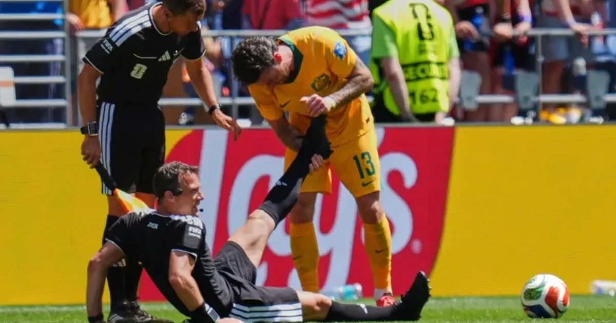 Referee cramps in United States win over Australia at World Cup