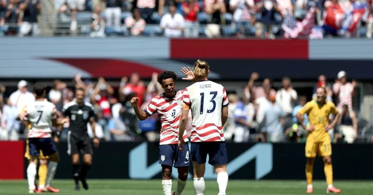 U.S. beats Australia 2-0, advances in World Cup group play