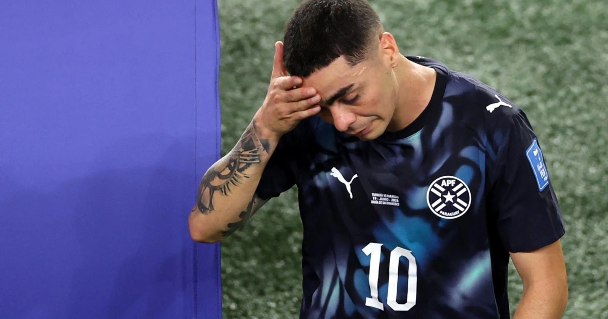Almiron sees first World Cup red card for covering his mouth