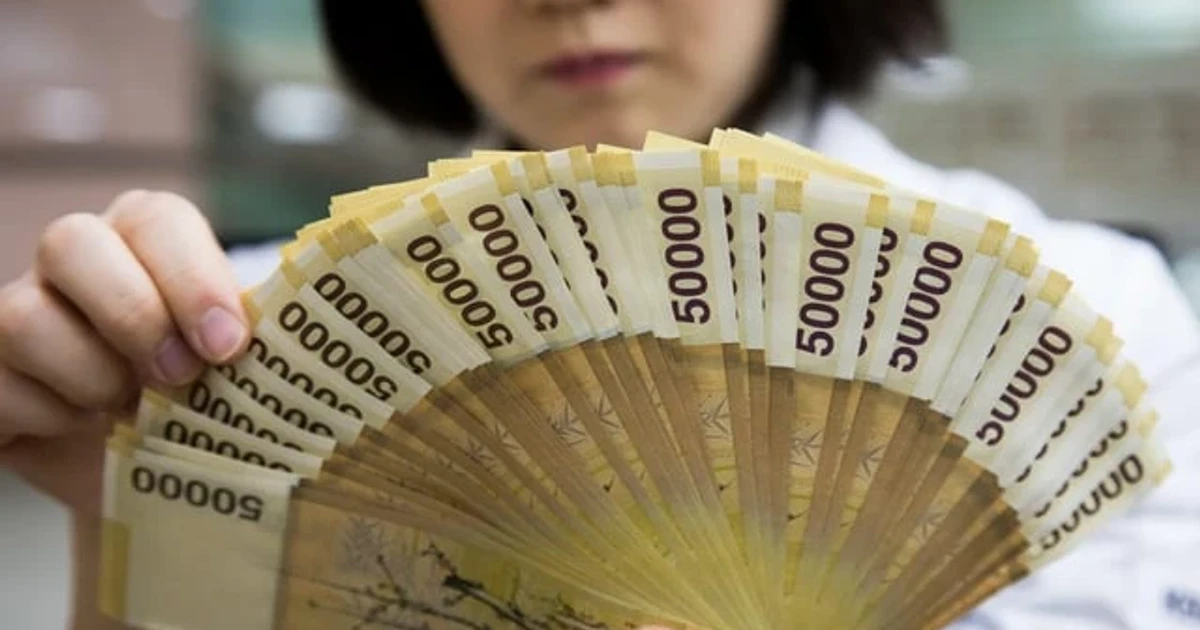 South Korea's huge chip bonuses raise inflation concerns at Bank of Korea