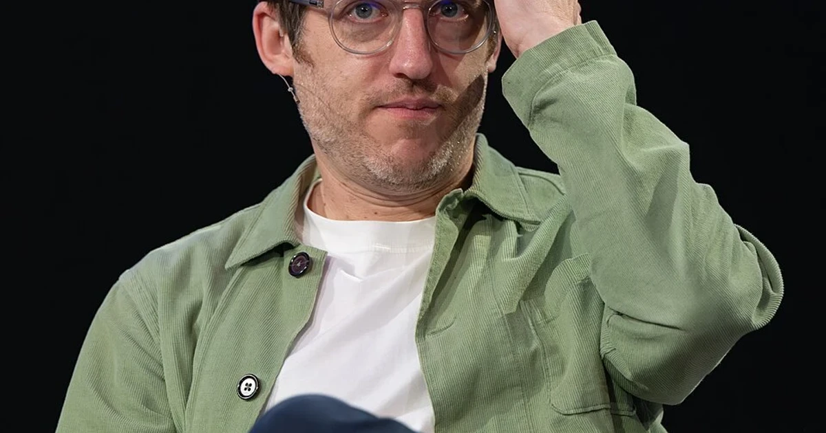 Elis James says he knows someone in common with everyone in Wales