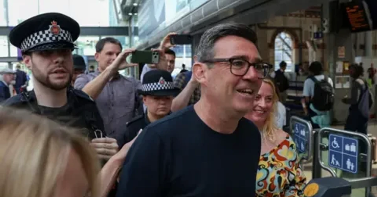 Burnham eyes third Labour leadership bid after Westminster return
