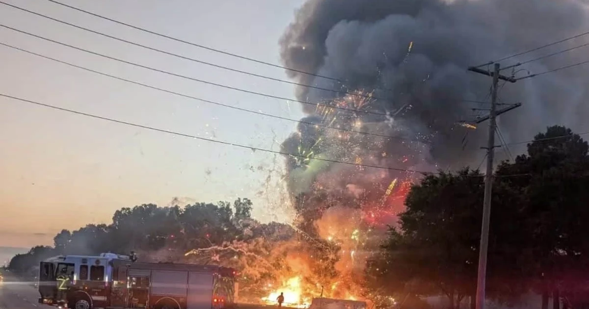 Fire engulfs Broken Arrow fireworks stand, no injuries reported