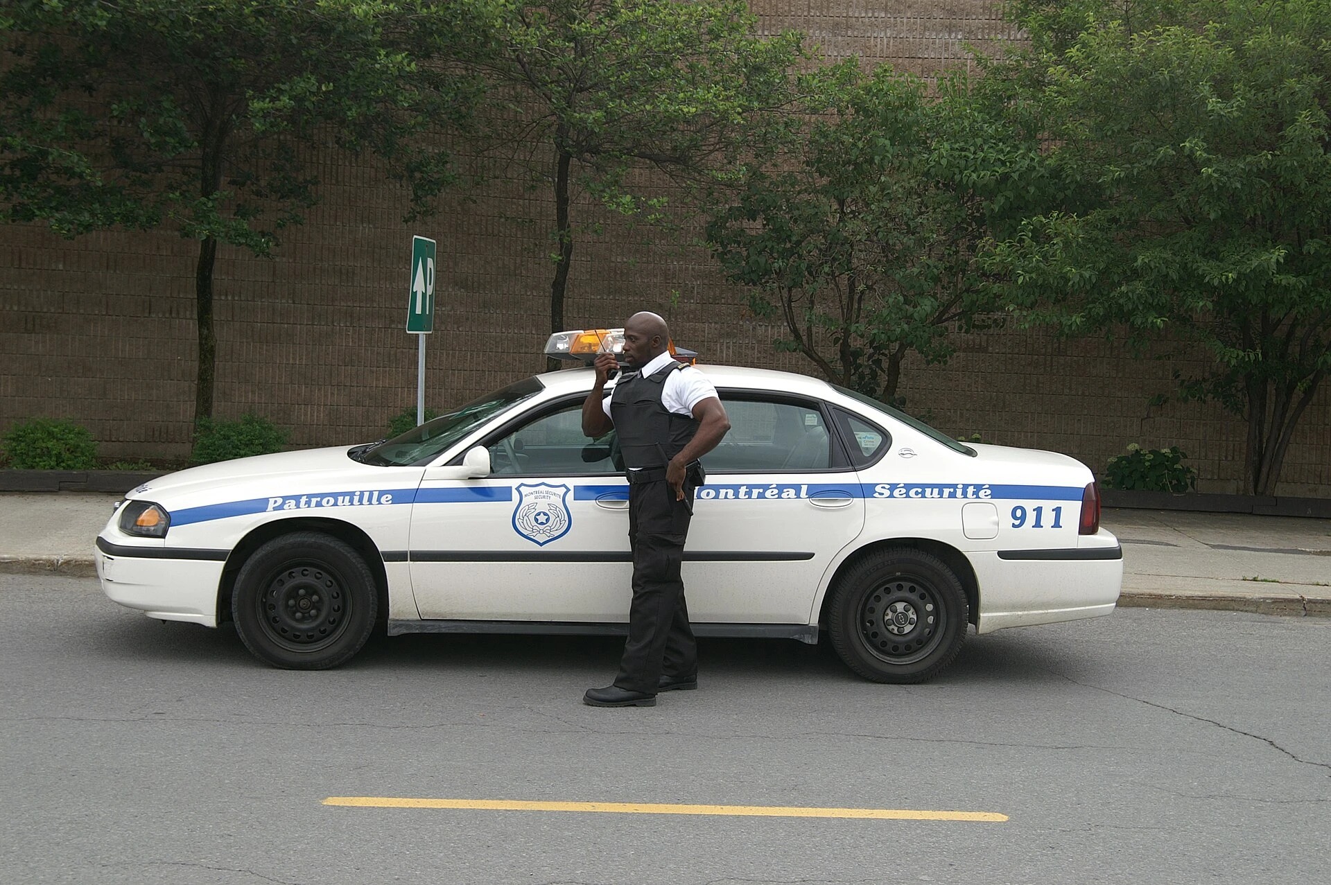 Montreal police officer — Wikimedia Commons