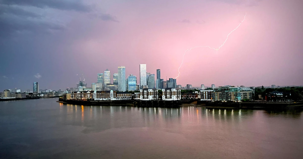 UK braces for 39C heat after 29,000 lightning strikes overnight