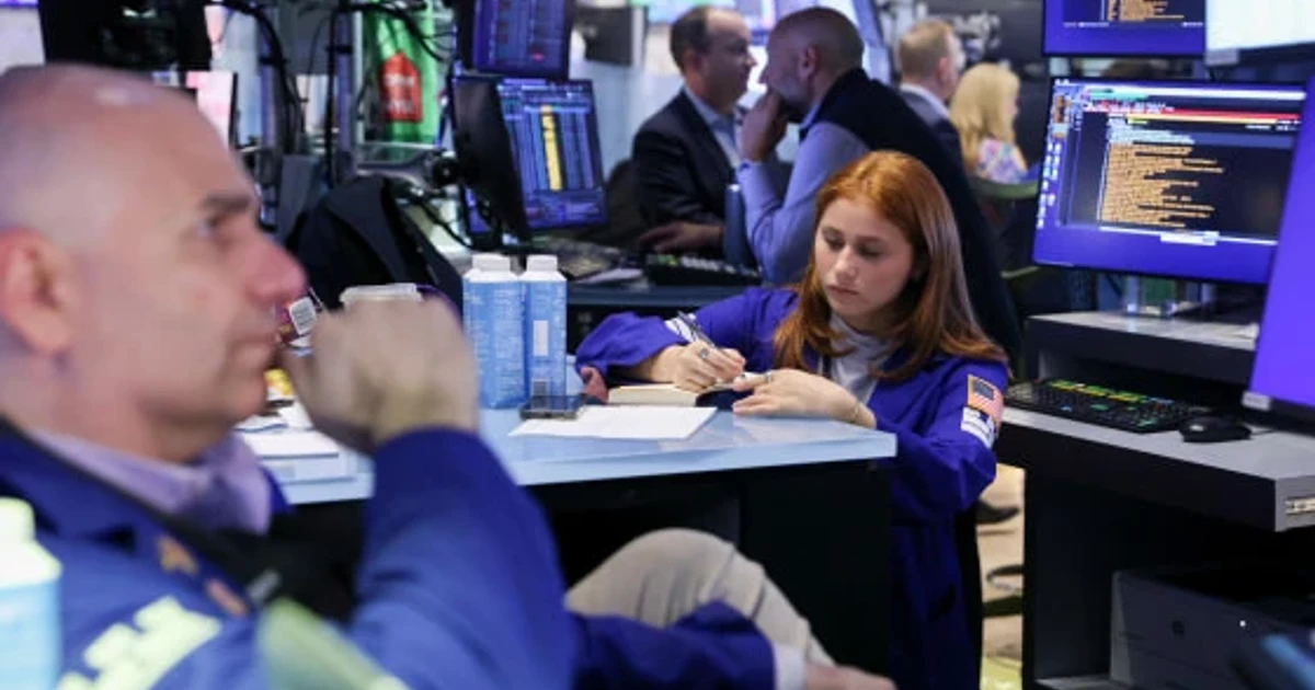 Global tech stocks tumble as inflation fears hit AI shares