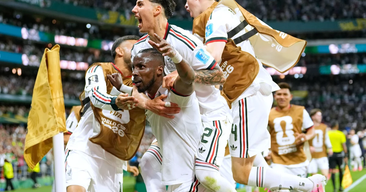 Mexico beats Czechia 3-0, closes perfect World Cup group stage