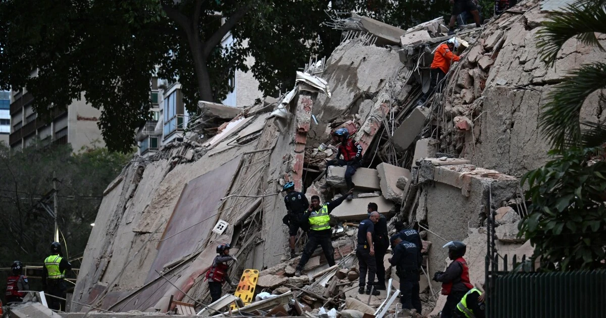 Twin earthquakes kill 164 in northern Venezuela, trigger tsunami warnings