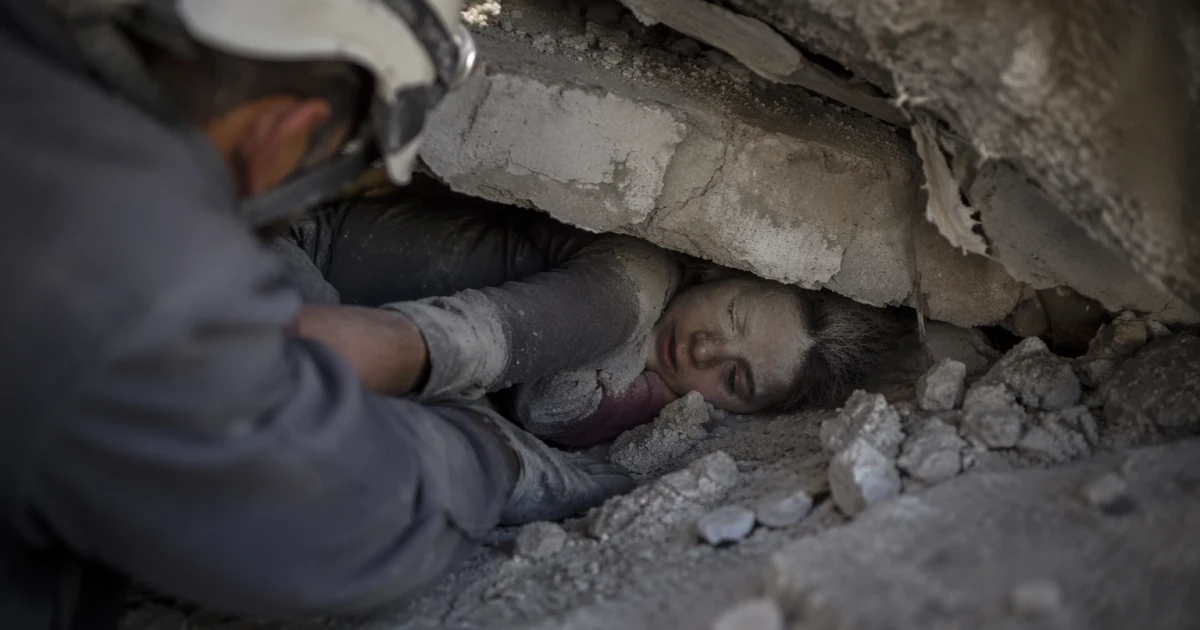 How long people can survive trapped in collapsed buildings
