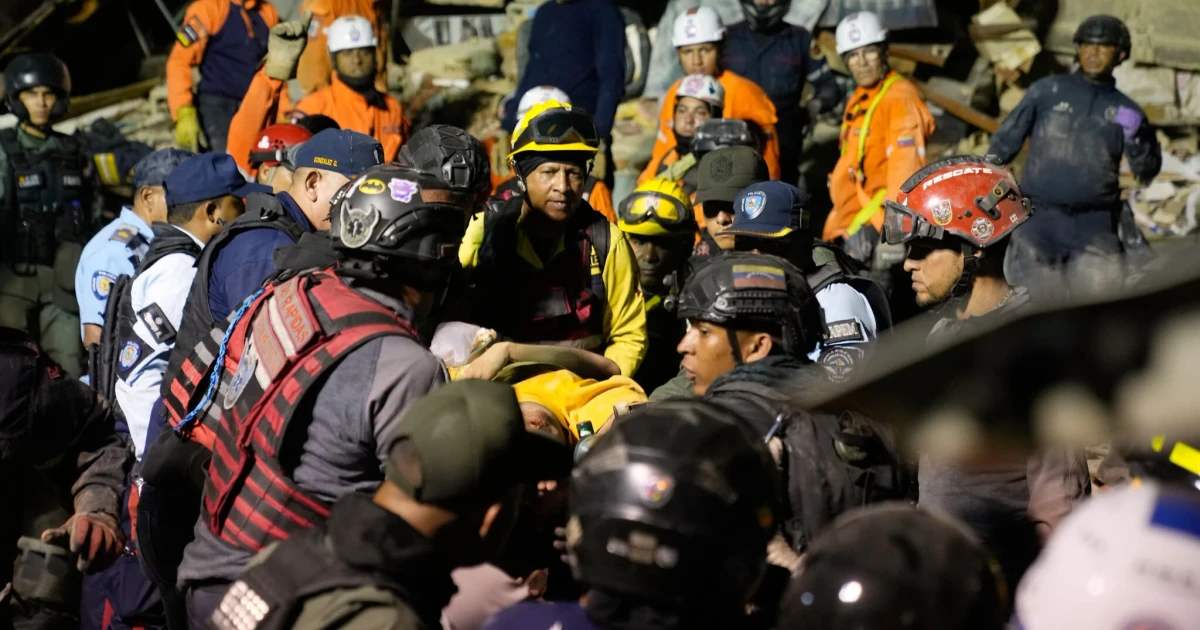 Venezuela earthquake death toll tops 900 as search teams deploy
