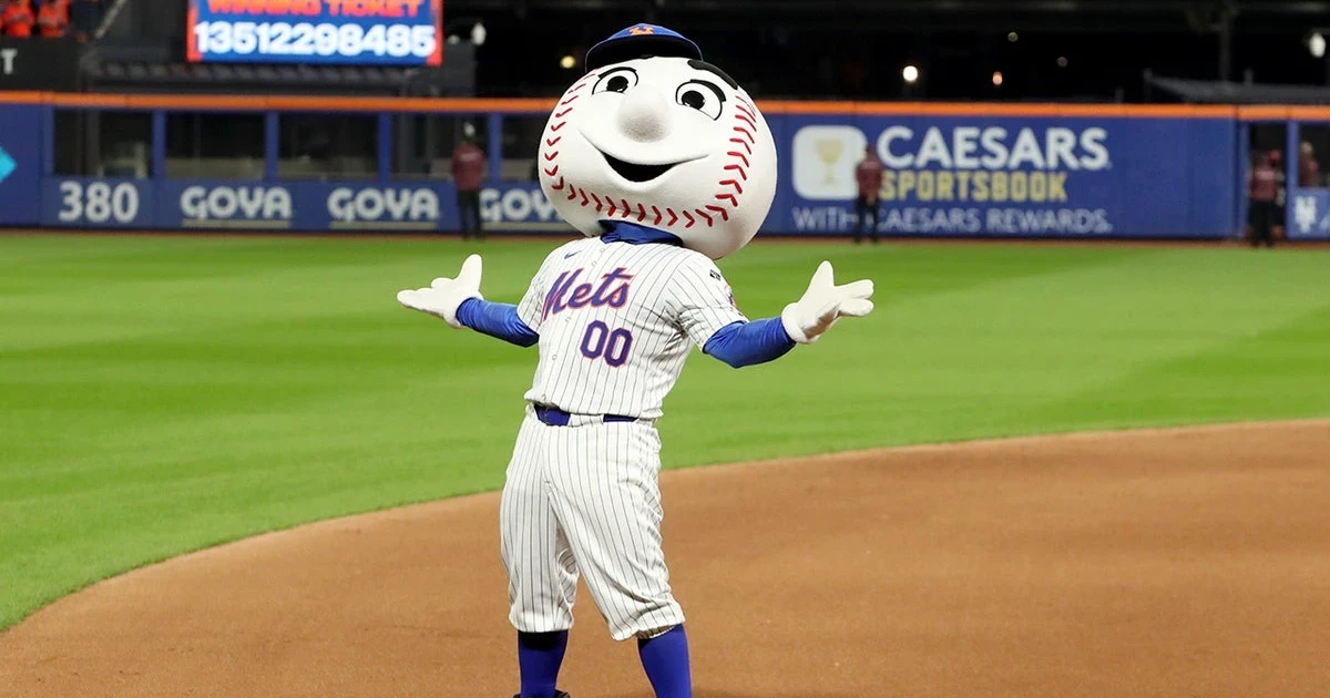 Mr. Met dances as Mets reporter breaks down miserable season