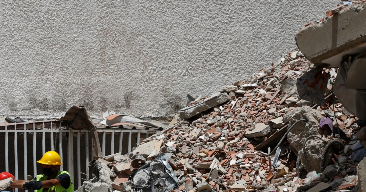 Venezuelans dig through quake rubble as death toll climbs