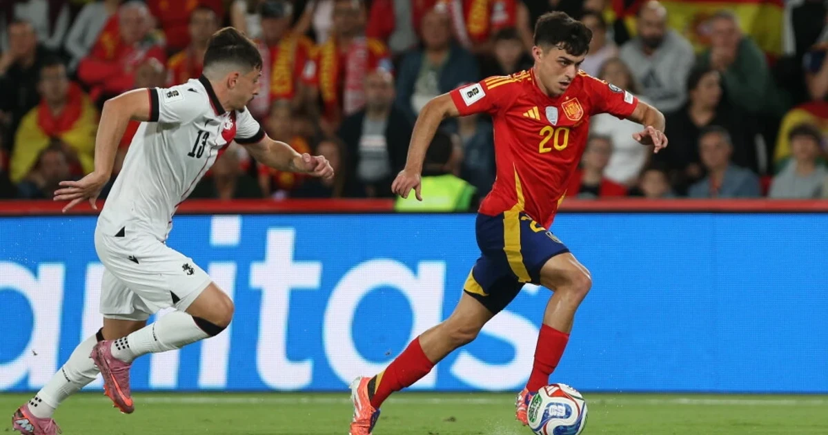 Spain tops Group H as Uruguay exits World Cup after Muslera error