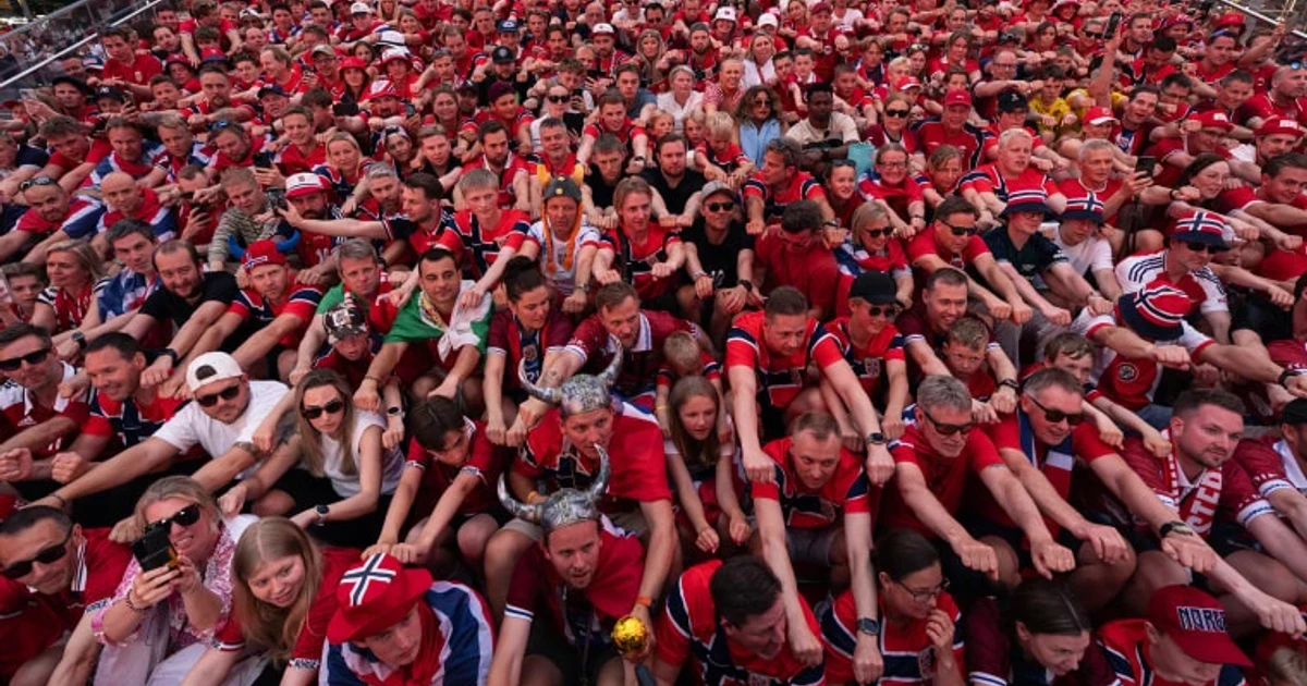 Norwegian fans bring viral rowing celebration to World Cup stands