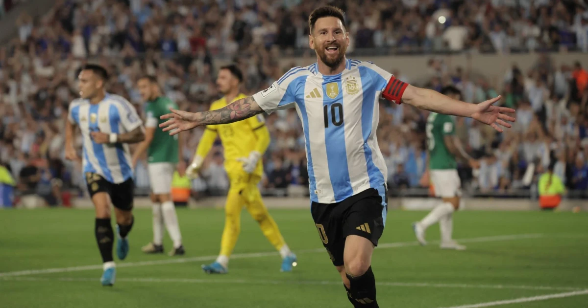 Messi embraces Maxi Rodríguez before Argentina’s World Cup clash with Jordan