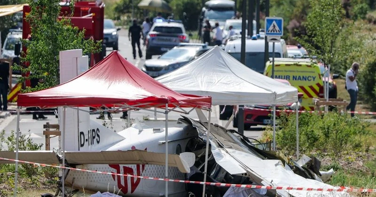 Small plane crash in France kills 11 near residential area