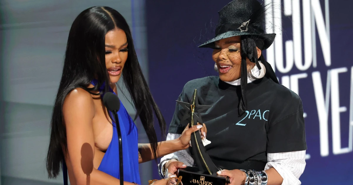 Taylor breaks down as Janet Jackson presents Icon of the Year award