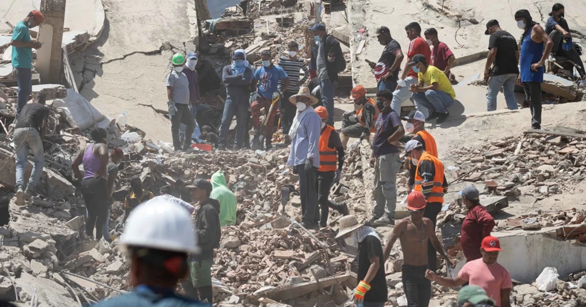 Venezuela earthquake survivors sought as death toll climbs past 1,400