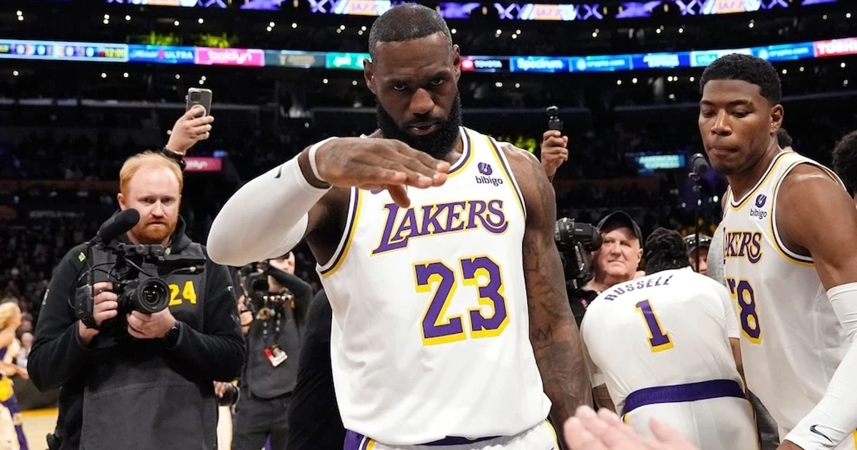 LeBron James again at center of NBA free agency scramble