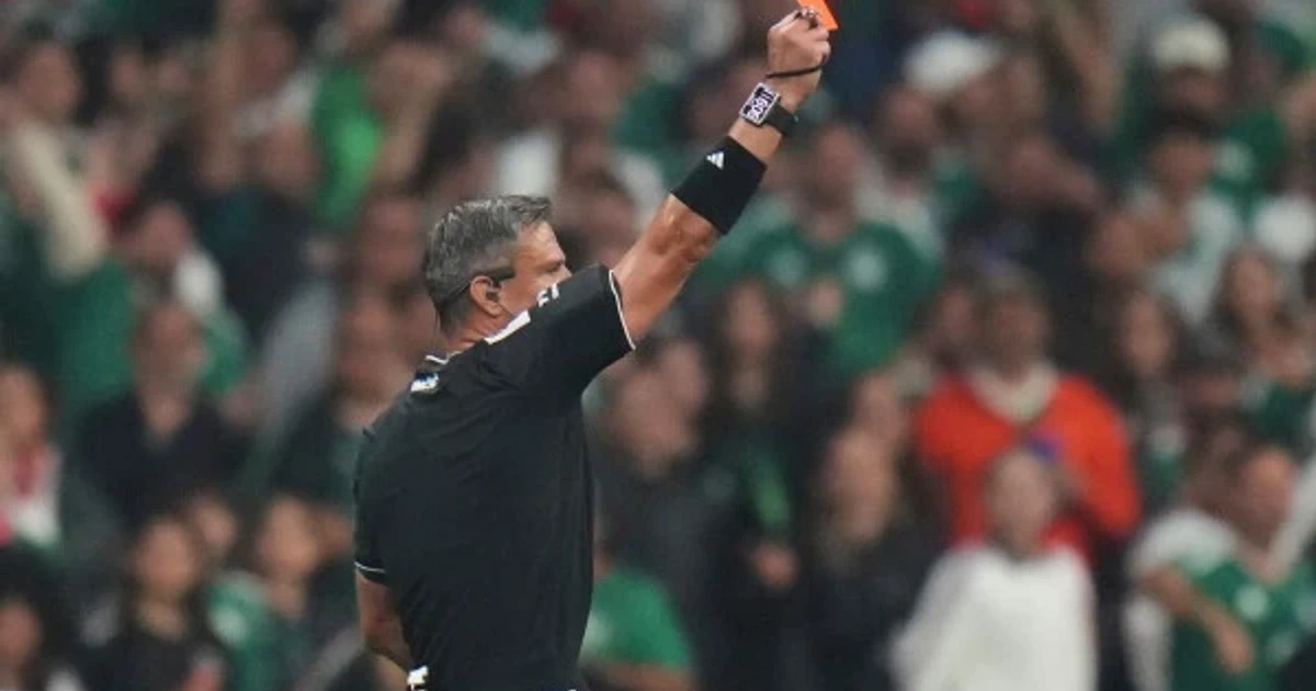Hincapié sent off for covering his mouth as Mexico beats Ecuador