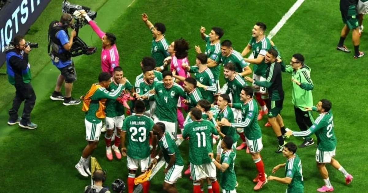 Mexico beats Ecuador 2-0 to reach World Cup round of 16