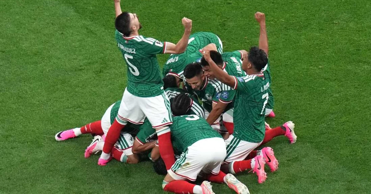 Quiñones stars as Mexico beats Ecuador to reach World Cup last 16