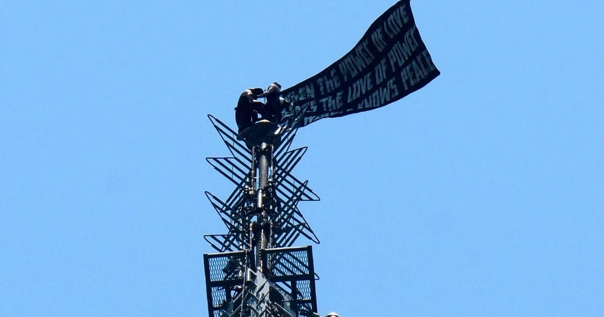 Couple scales Empire State Building, unfurls banner, gets engaged and arrested