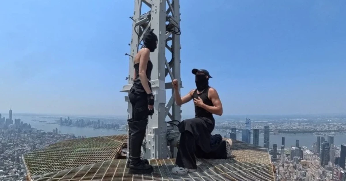 Daredevil climbers reportedly get engaged after scaling Empire State Building