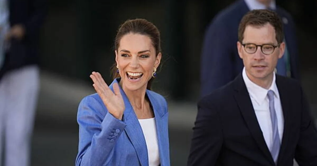 Kate surprises Wimbledon fans, hands out tickets at the Queue
