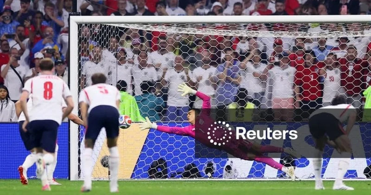 Harry Kane penalty restores England's two-goal lead against Mexico