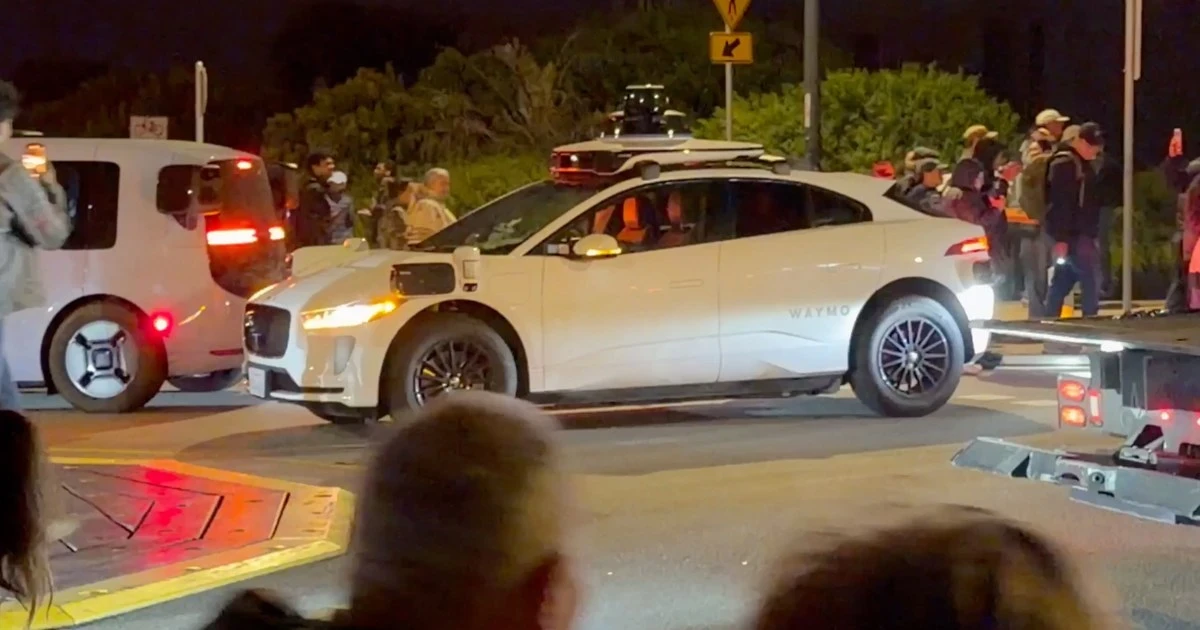 Waymo robotaxis run out of battery in San Francisco traffic jam