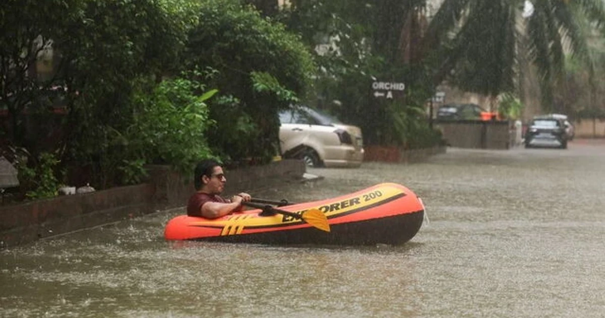 Heavy monsoon rains kill six in Mumbai building collapse