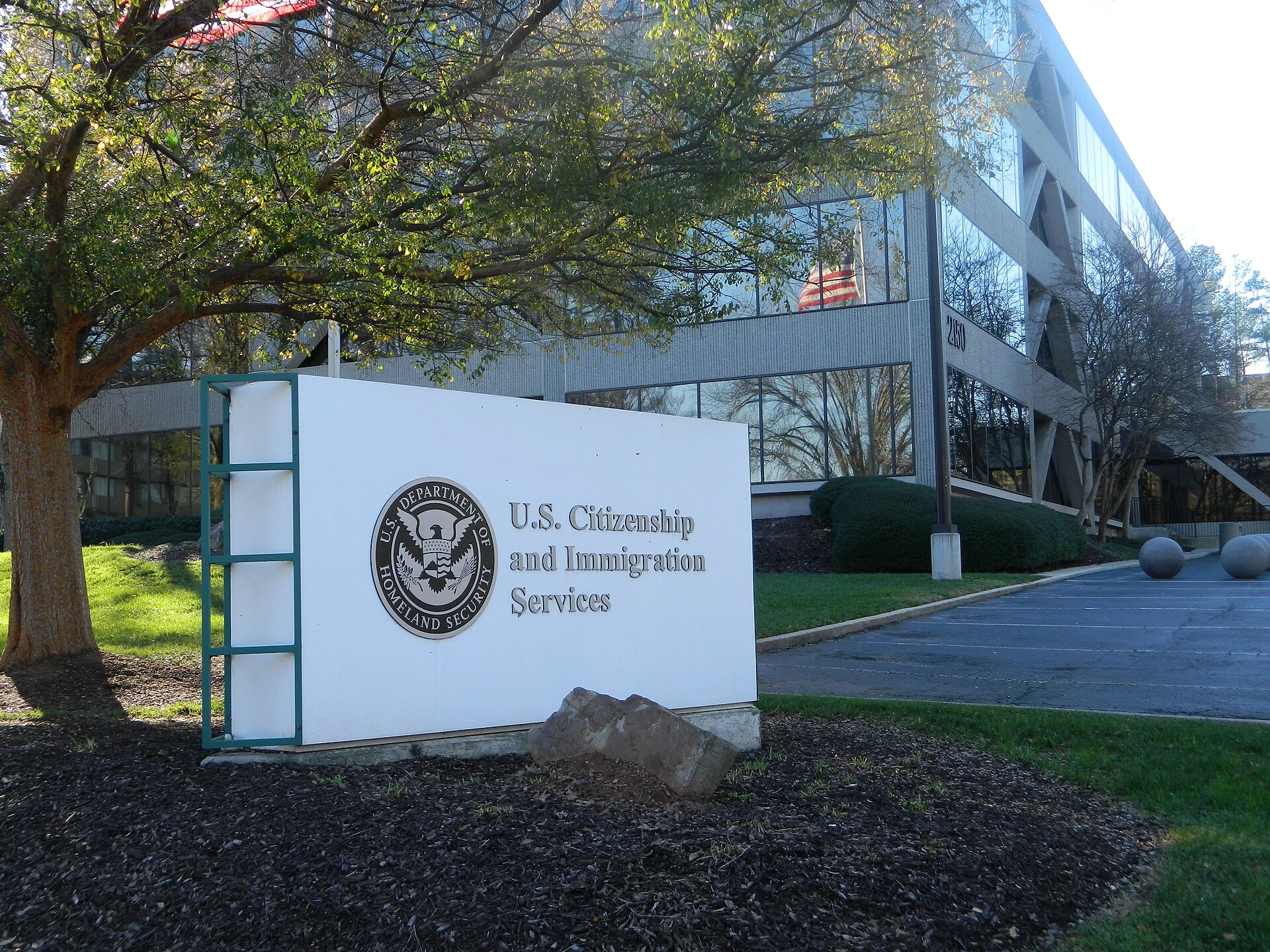 USCIS — Wikimedia Commons