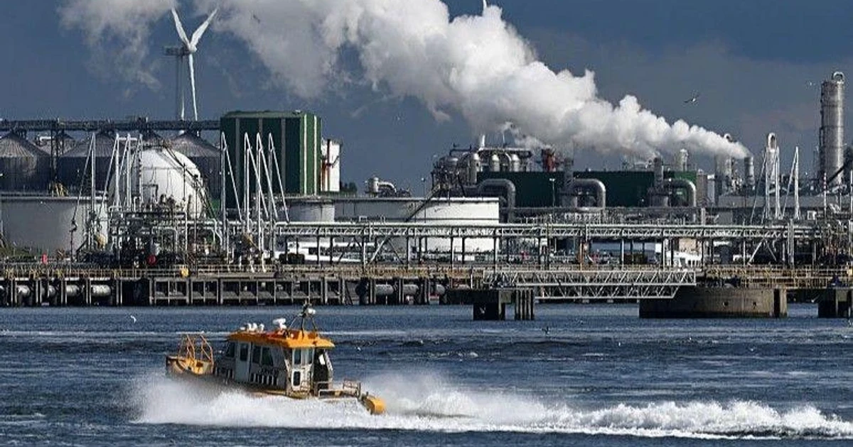 Climate lawsuit demands faster fossil fuel phaseout at Port of Rotterdam