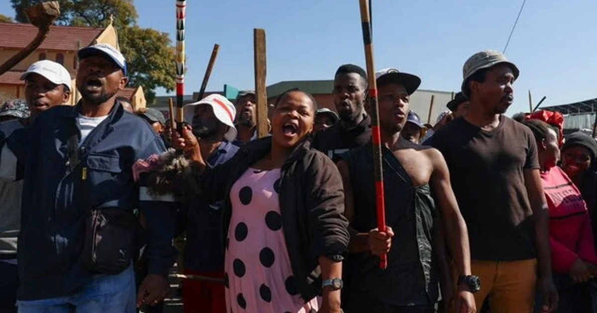Anti-immigration protesters raid homes in Johannesburg township, hand migrants to police