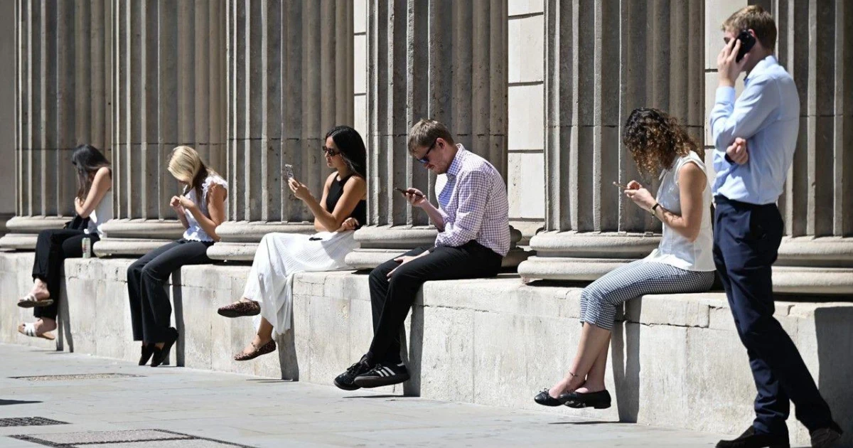 UK heatwave to continue as record 35C temperatures hit summer months