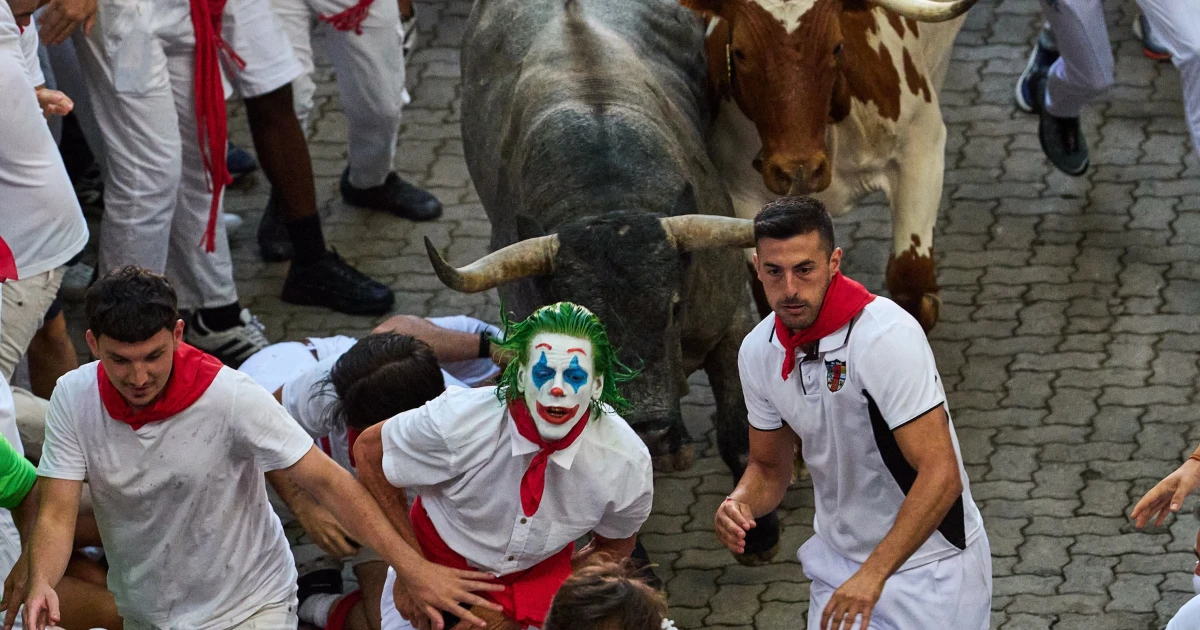 Chaotic San Fermin bull run in Pamplona injures 13 runners